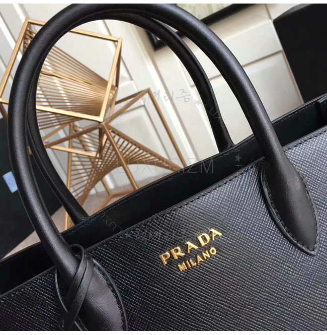 prada-1127-008.jpg